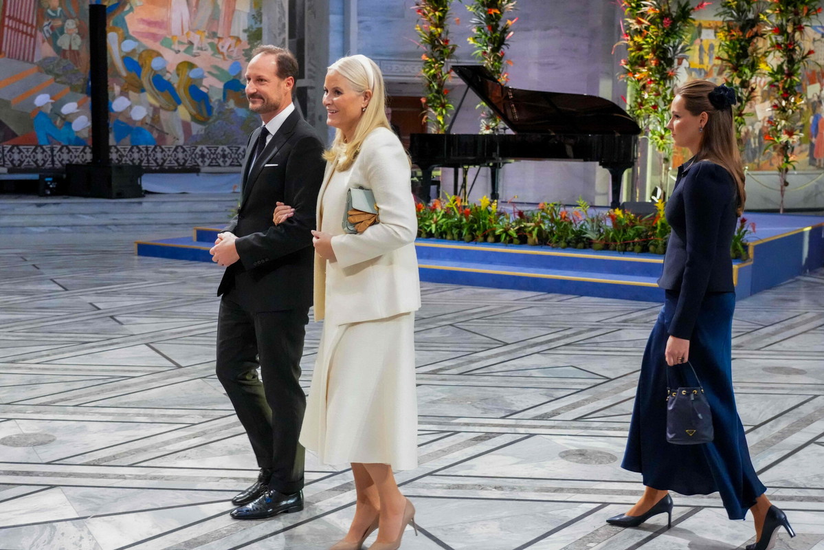 Książę Haakon, księżna Mette-Marit i ich córka Ingrid na uroczystości wręczenia Pokojowej Nagrody Nobla 10 grudnia 2025