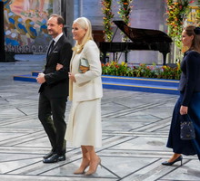 Książę Haakon, księżna Mette-Marit i ich córka Ingrid na uroczystości wręczenia Pokojowej Nagrody Nobla 10 grudnia 2025