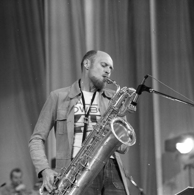 Warszawa 21.10.1976. XIX Międzynarodowy Festiwal Muzyki Jazzowej, Jazz Jamboree '76, w Sali Kongresowej Pałacu Kultury i Nauki, w dniach 21-24.10.1976. Gra Studio Jazzowe Polskiego Radia pod dyrekcją Jana Ptaszyna Wróblewskiego (na zdjęciu)