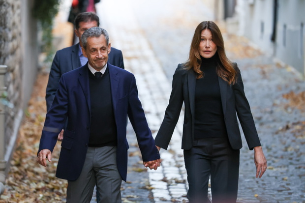 Carla Bruni odprowadza męża do więzienia
