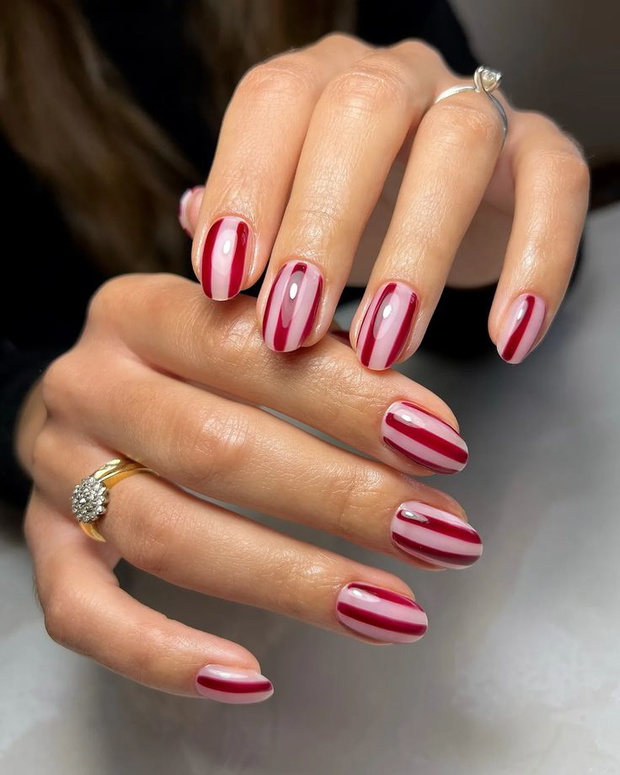 Chic Stripes Nails