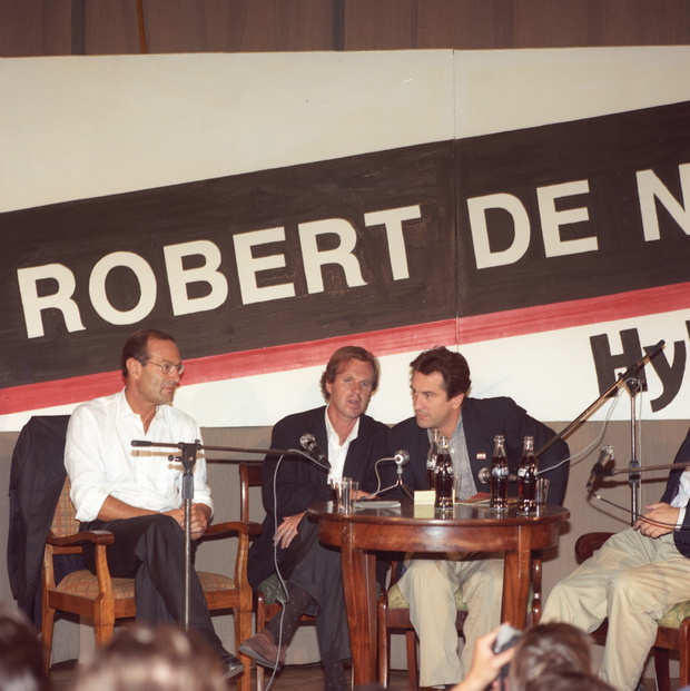Robert De Niro i Wojciech Fibak na spotkaniu ze studentami w Warszawie w 1989 roku.