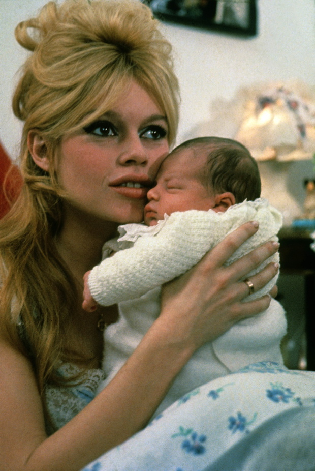 Brigitte Bardot presented her son Nicolas Charrier in exclusivity to two photographer of press in january 1960