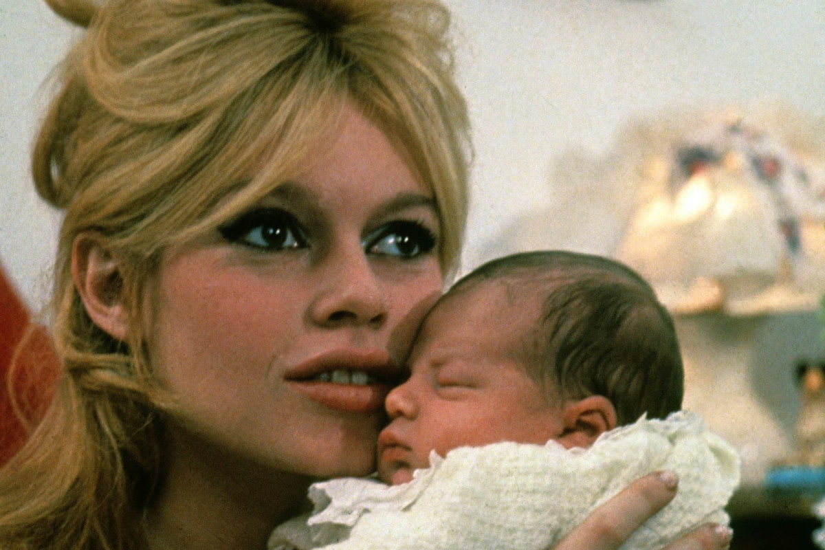 Brigitte Bardot presented her son Nicolas Charrier in exclusivity to two photographer of press in january 1960