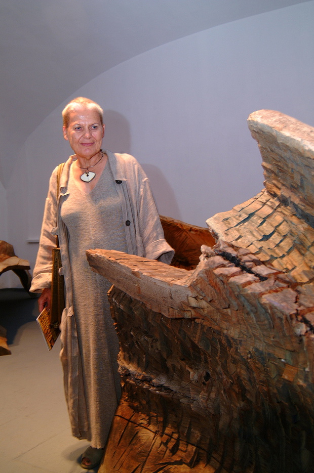 Elżbieta Dzikowska, wystawa prac Emilie Benes Brzeziński, Warszawa, wrzesień 2002 roku