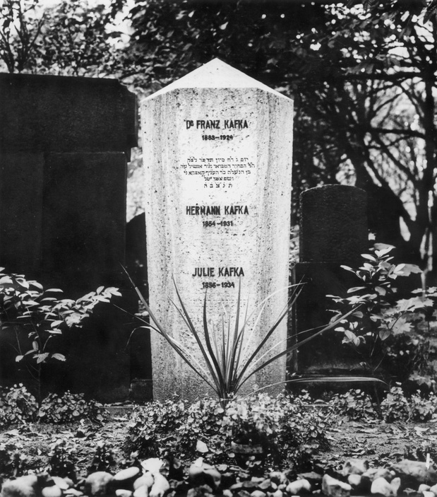 Grób Franz Kafki i jego rodziców.