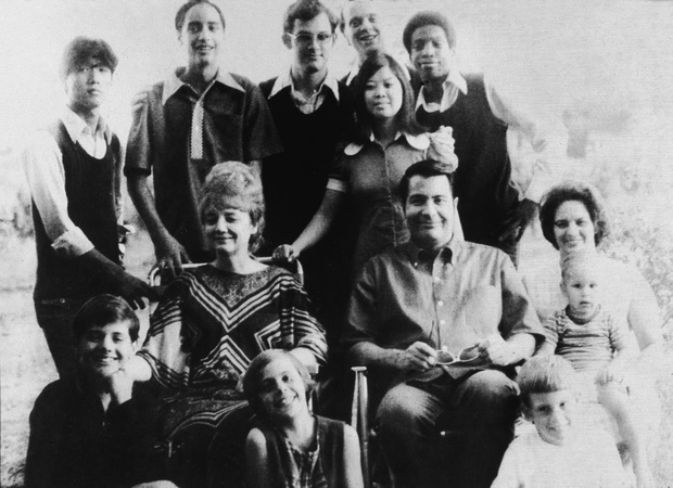Jim Jones z żoną Marceline w otoczeniu członków sekty w osadzie Jonestown