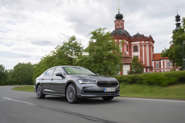 78_Skoda_Superb_Hatch_LK