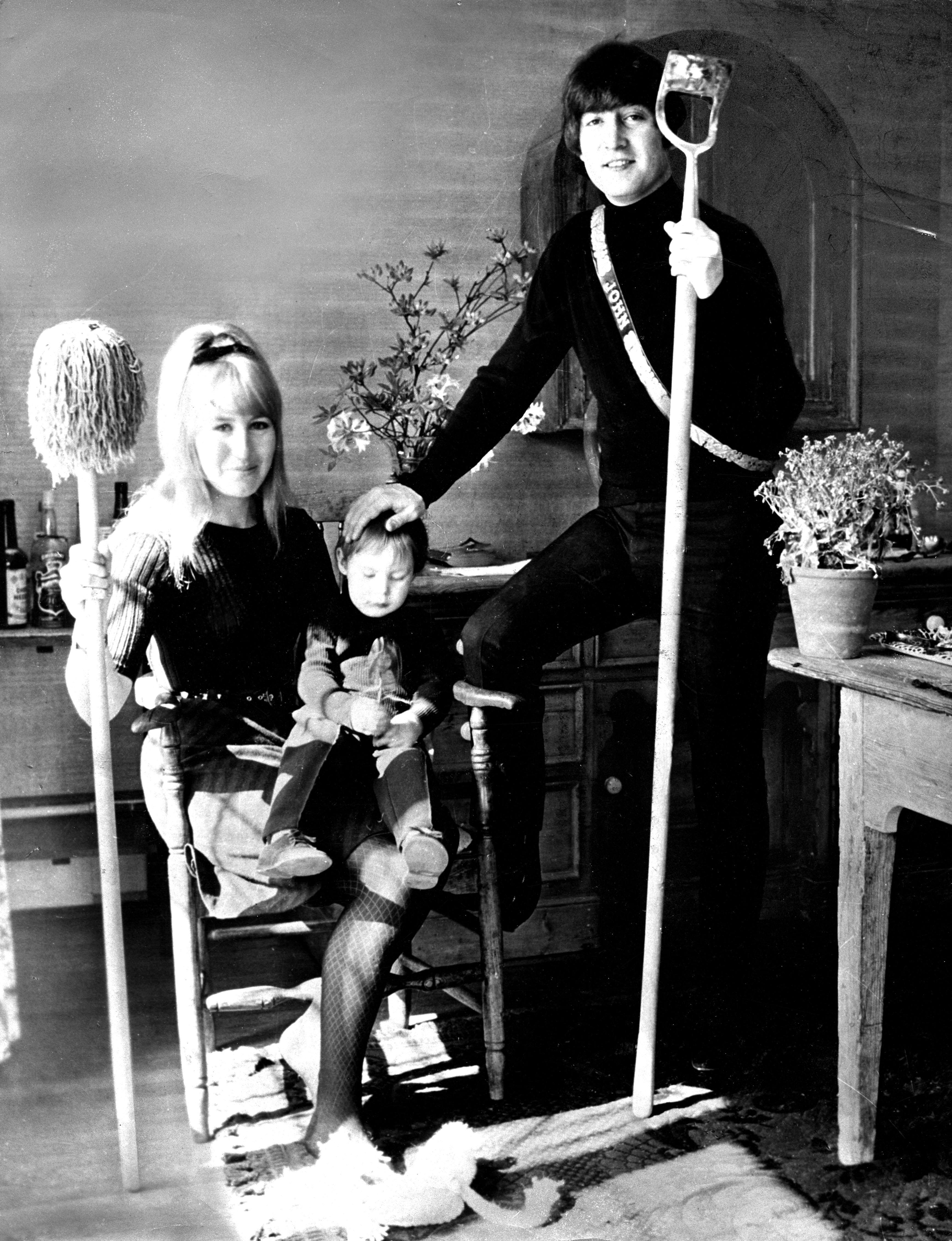 John Lennon z żoną Cynthią i synem Julianem, 1968 rok