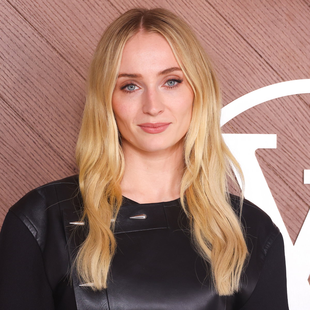jamniki (2) -Sophie Turner 2025 r.