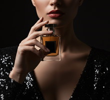 Kobieta z perfumami