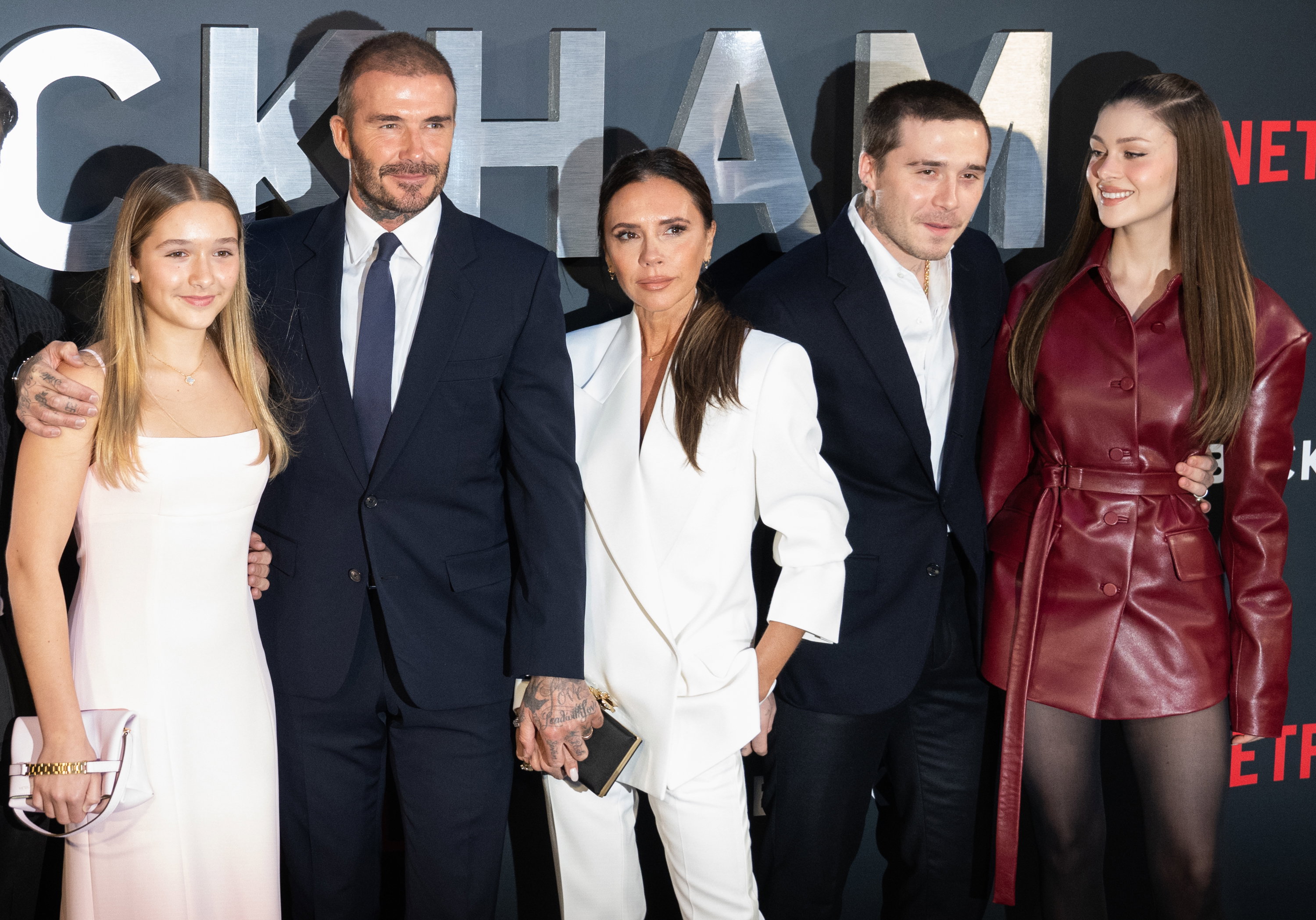 Harper Beckham, David Beckham, Victoria Beckham, Brooklyn Beckham i Nicola Peltz na premierze  filmu "Beckhamowie" w 2023 roku