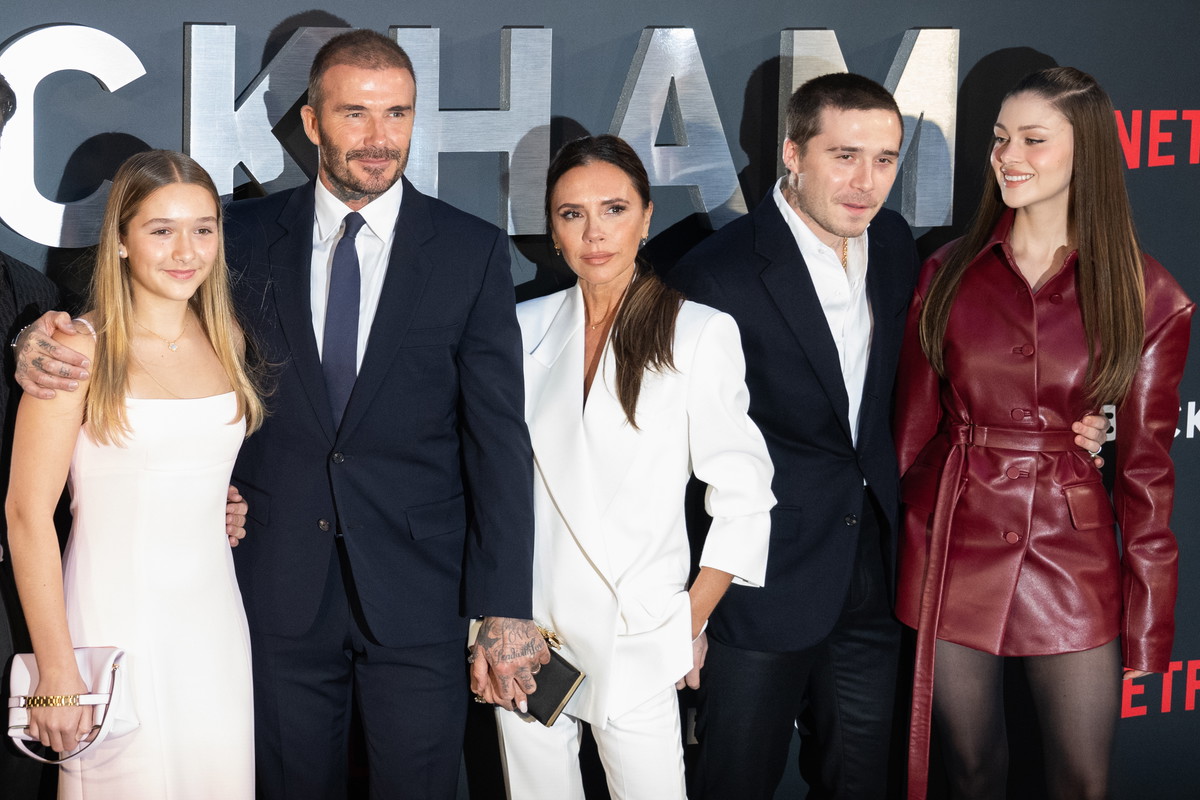 Harper Beckham, David Beckham, Victoria Beckham, Brooklyn Beckham i Nicola Peltz na premierze filmu "Beckhamowie" w 2023 roku