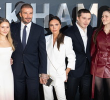 Harper Beckham, David Beckham, Victoria Beckham, Brooklyn Beckham i Nicola Peltz na premierze filmu "Beckhamowie" w 2023 roku