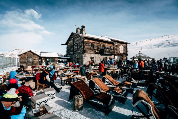 Schronisko Camanel na Mottolino słynne z imprez apres ski i żywej atmosfy