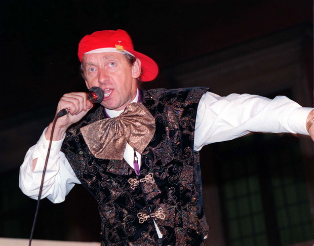 Warszawa 1990 r. Andrzej Rosiewicz, piosenkarz estradowy, kompozytor, gitarzysta i choreograf.