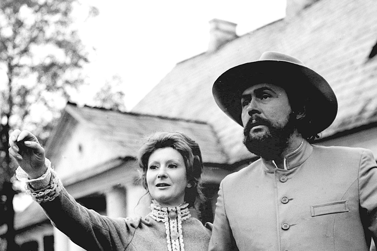1975. Jadwiga Barańska i Jerzy Bińczycki w filmie "Noce i dnie" w reżyserii Jerzego Antczaka.
