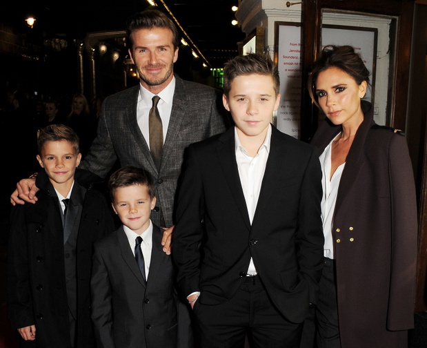 LONDON, ENGLAND - DECEMBER 11:  (EMBARGOED FOR David i Victoria z dziećmi: Romeo, Cruzem Brooklynem