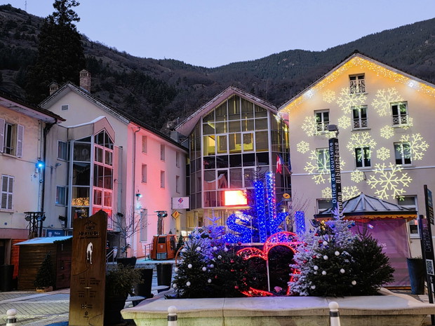 Brides les Bains w wieczornej scenerii