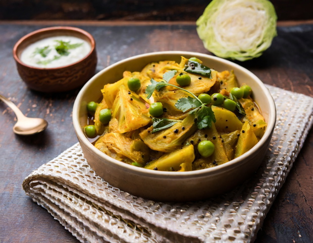Indyjskie curry z kapustą i groszkiem