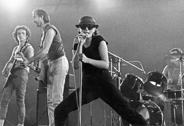 Warszawa 1983. Realizacja filmu dokumentalnego pt. Czuję się świetnie, w reżyserii Waldemara Szarka. Na zdjęciu: wokalistka Kora (Olga Jackowska) i zespół Maanam podczas koncertu na planie filmu w zabytkowym budynku gazowni na Woli. Z lewej Bogdan Kowalew