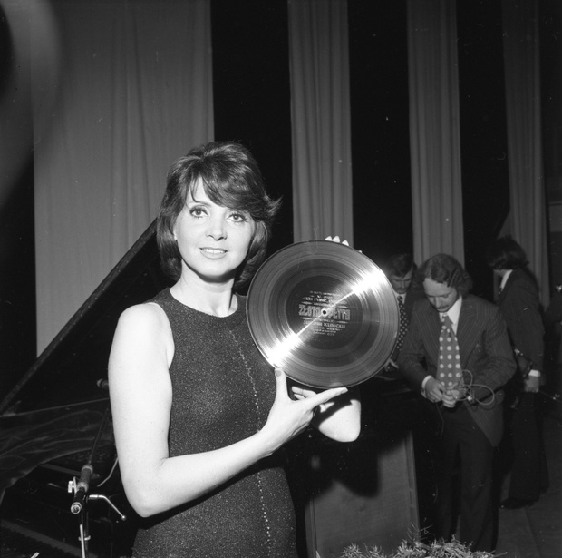 Polska 04.1974. Polska piosenkarka Halina Kunicka z nagrodą Złota Płyta za wydaną w 1971 r. płytę pt. Ach, Panie, Panowie.