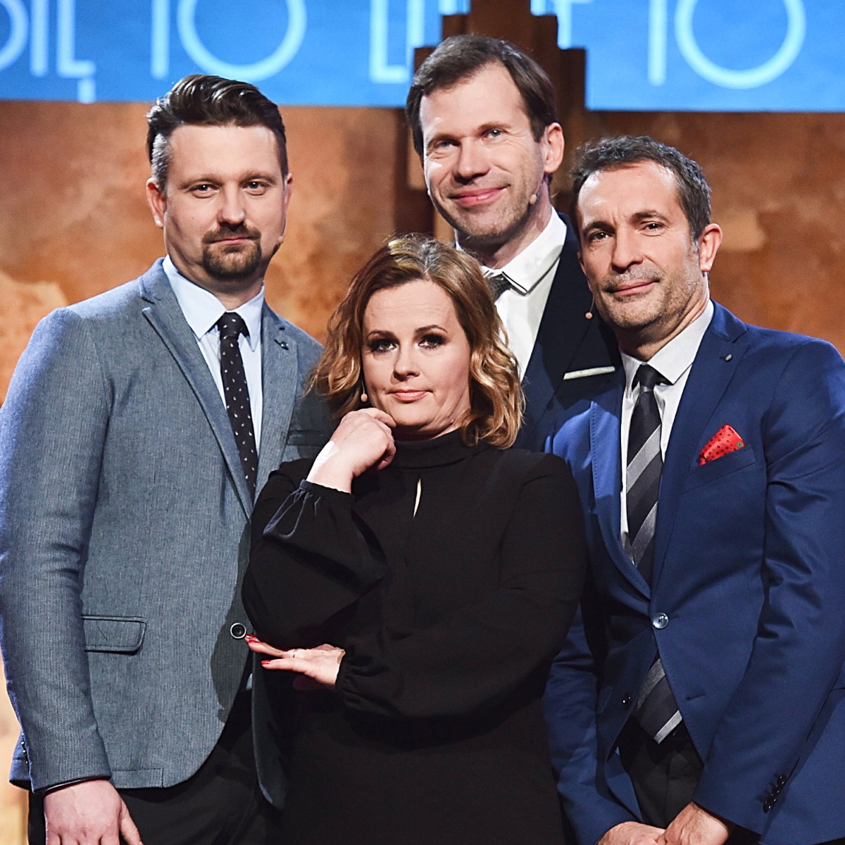 Warszawa, 22.01.2016. Kabaret HRABI, skecz "Lubię to". Nz. aktorzy Joanna Kołaczkowska (2L), Tomasz Majer (2P), Dariusz Kamys (P), Łukasz Pietsch