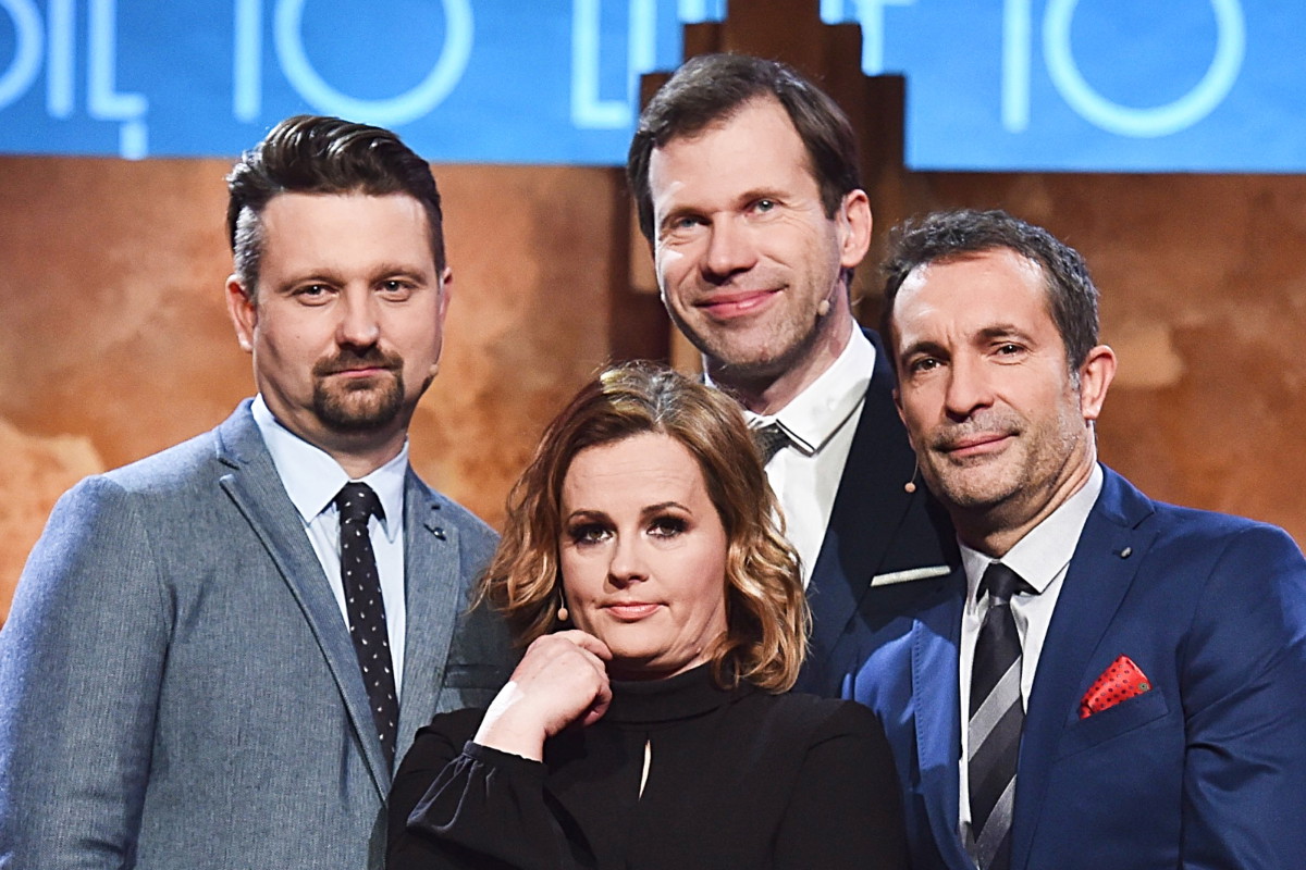 Warszawa, 22.01.2016. Kabaret HRABI, skecz "Lubię to". Nz. aktorzy Joanna Kołaczkowska (2L), Tomasz Majer (2P), Dariusz Kamys (P), Łukasz Pietsch