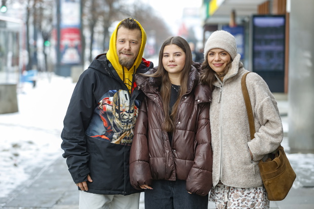 Bartosz Obuchowicz z żoną i córką.