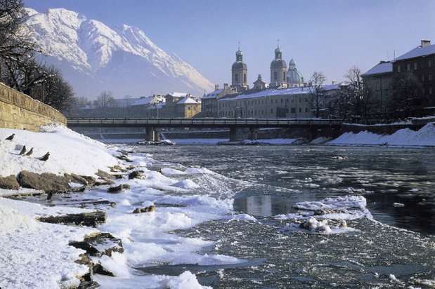 Innsbruck malowniczo położony na brzegu rzeki Inn, Österreich Werbung, Ascher