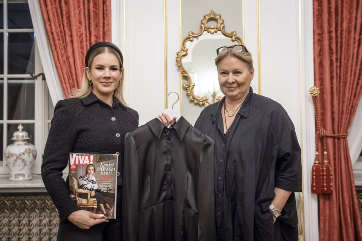 Marta Nawrocka przekazuje Joannie Sarapacie sukienkę na aukcję