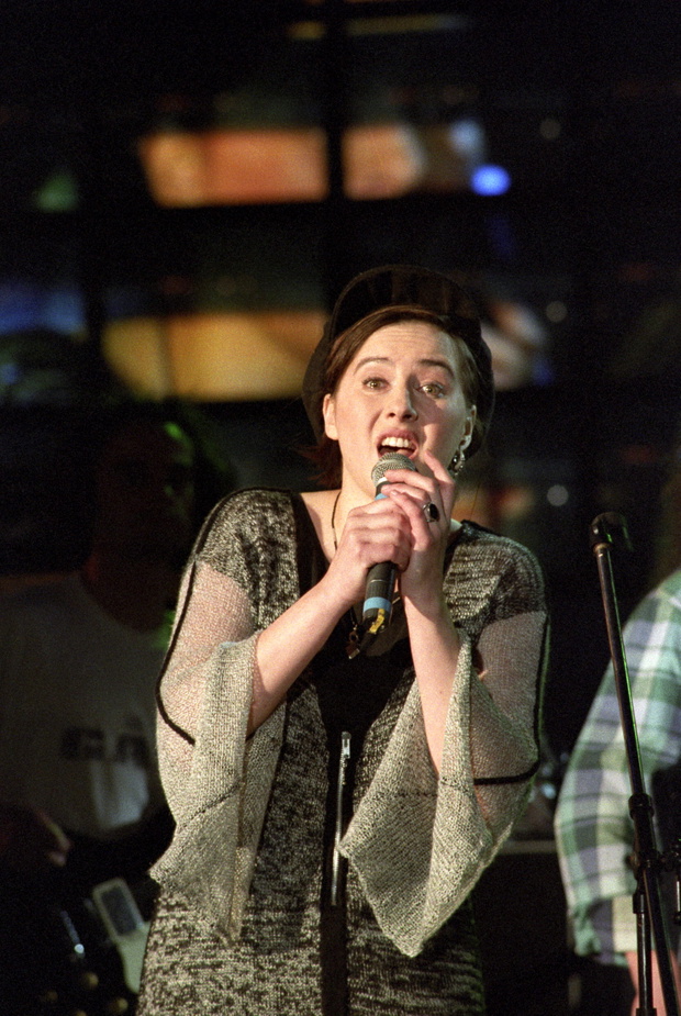 Opole, 1994-06-23. XXI Krajowy Festiwal Polskiej Piosenki. Koncert "Rock- Opole 94"  Edyta Bartosiewicz.