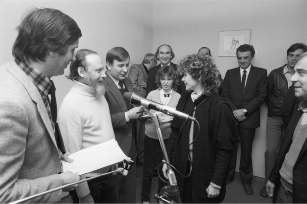Warszawa ok. 1983. Wręczanie nagród Polskiego Radia (PR) przez prezesa tej instytucji Jana Grzelaka. Na zdjęciu, m.in. dziennikarz muzyczny Lech Nowicki (L), muzyk jazzowy Włodzimierz Nahorny (2L), Jan Grzelak (3L), redaktor muzyczny Antoni Leon Wroński (