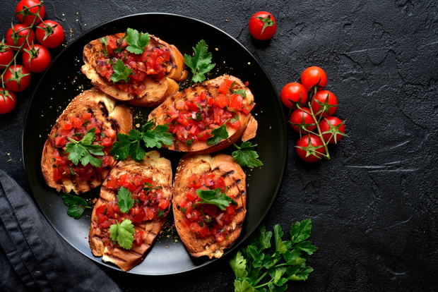 Bruschetta z pomidorami i bazylią.