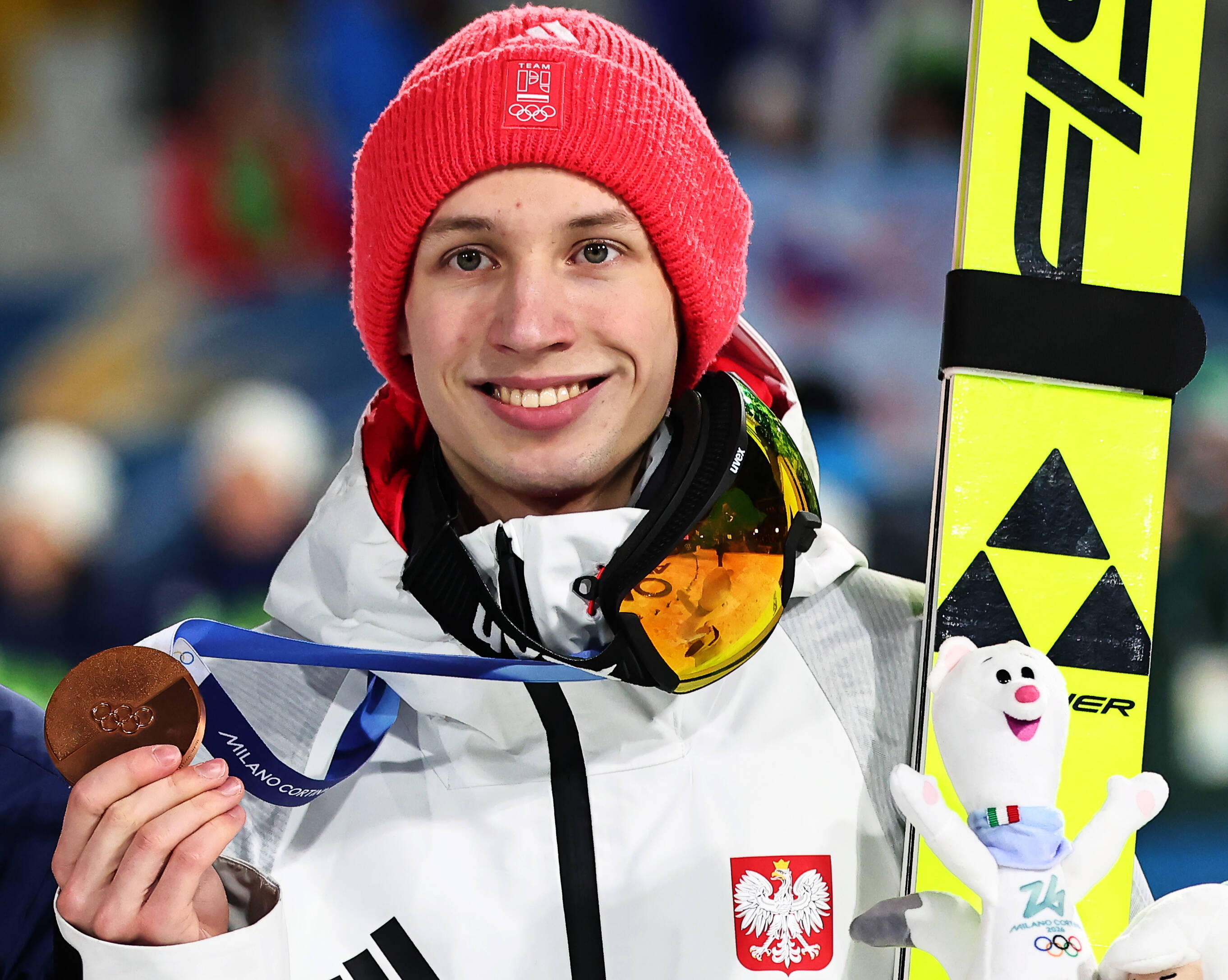 Kacper Tomasiak podczas dekoracji medalowej po konkursie na dużej skoczni