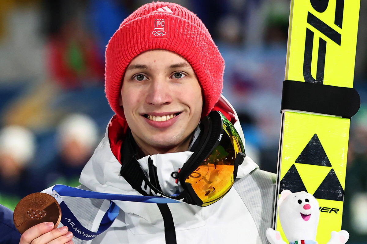 Kacper Tomasiak podczas dekoracji medalowej po konkursie na dużej skoczni