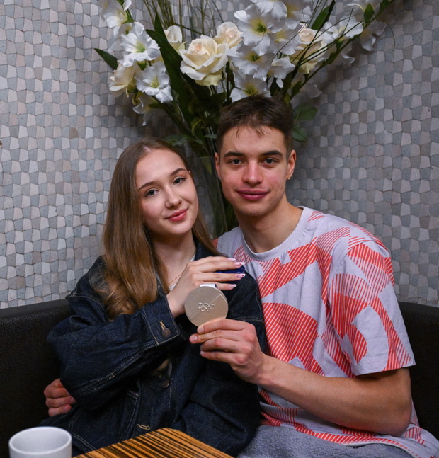 Mediolan, Włochy, 15.02.2026. Zimowe Igrzyska Olimpijskie -  Władimir Semirunnij, zdobywca srebrnego medalu w biegu na 10 000 m łyżwiarzy szybkich ze swoją partnerką (też łyżwiarką) Klaudią Bielas podczas sesji zdjęciowej w kawiarni przy wiosce olimpijski