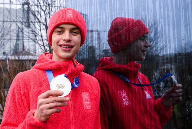 Mediolan, Włochy, 15.02.2026. Zimowe Igrzyska Olimpijskie - Mediolan i Cortina d’Ampezzo 2026. Reprezentant Polski Władimir Semirunnij, zdobywca srebrnego medalu w biegu na 10 000 m łyżwiarzy szybkich podczas sesji zdjęciowe na placu przy Muzeum Przyszłoś