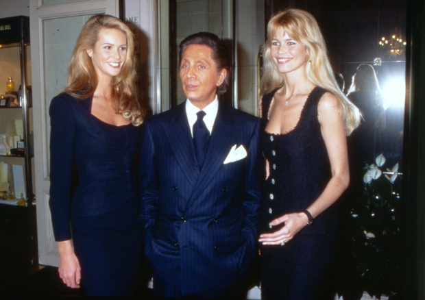 Claudia Schiffer i Cindy Crawford podczas pokazu Valentino, 1990 r.