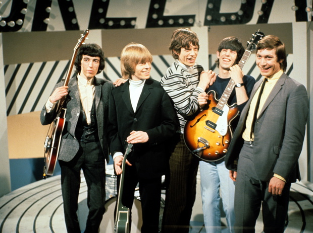 The Rolling Stones, studio telewizyjne, 1965 rok. Od lewej: Bill Wyman, Brian Jones, Mick Jagger, Keith Richards i Charlie Watts