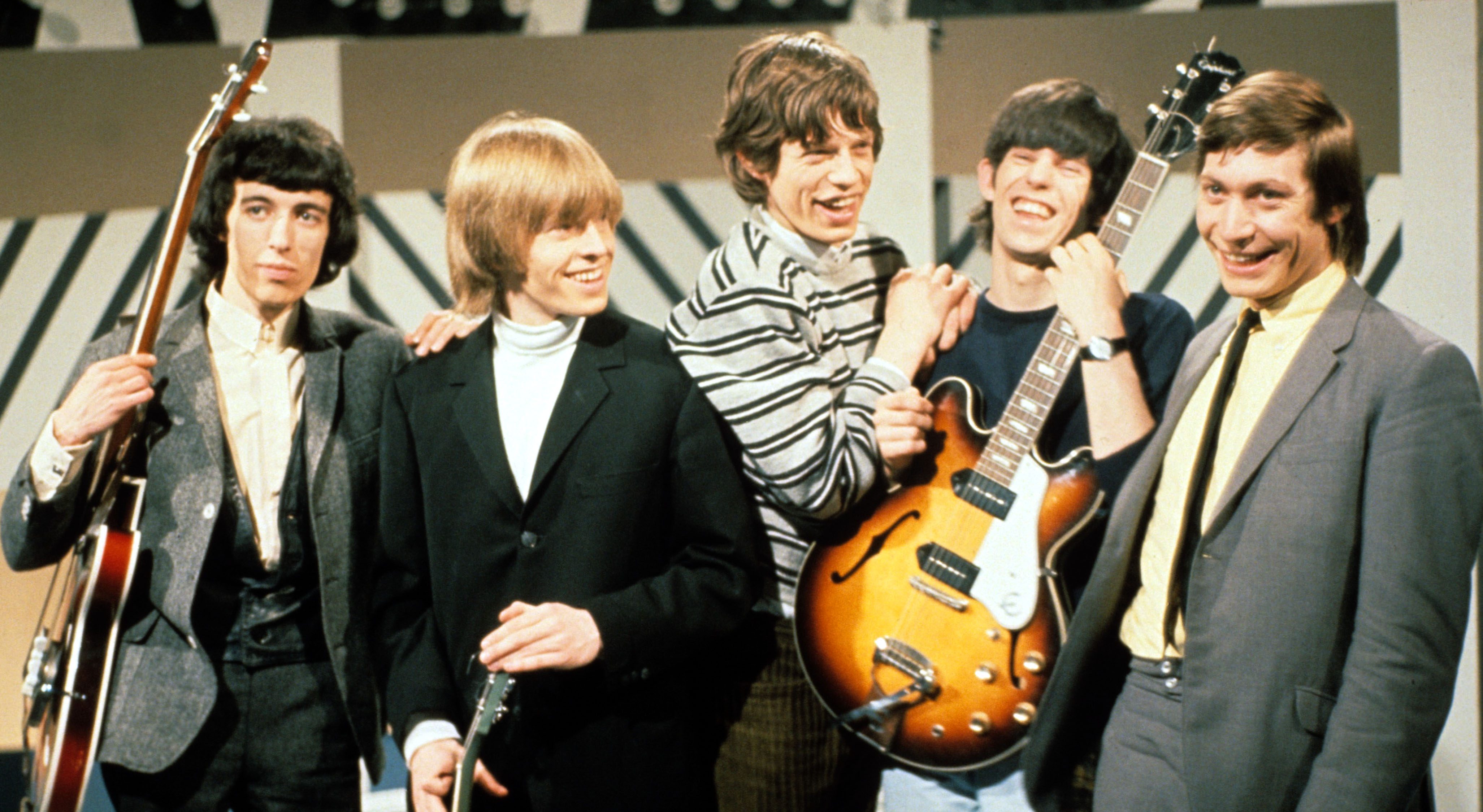 The Rolling Stones, studio telewizyjne, 1965 rok. Od lewej: Bill Wyman, Brian Jones, Mick Jagger, Keith Richards i Charlie Watts - jamnik