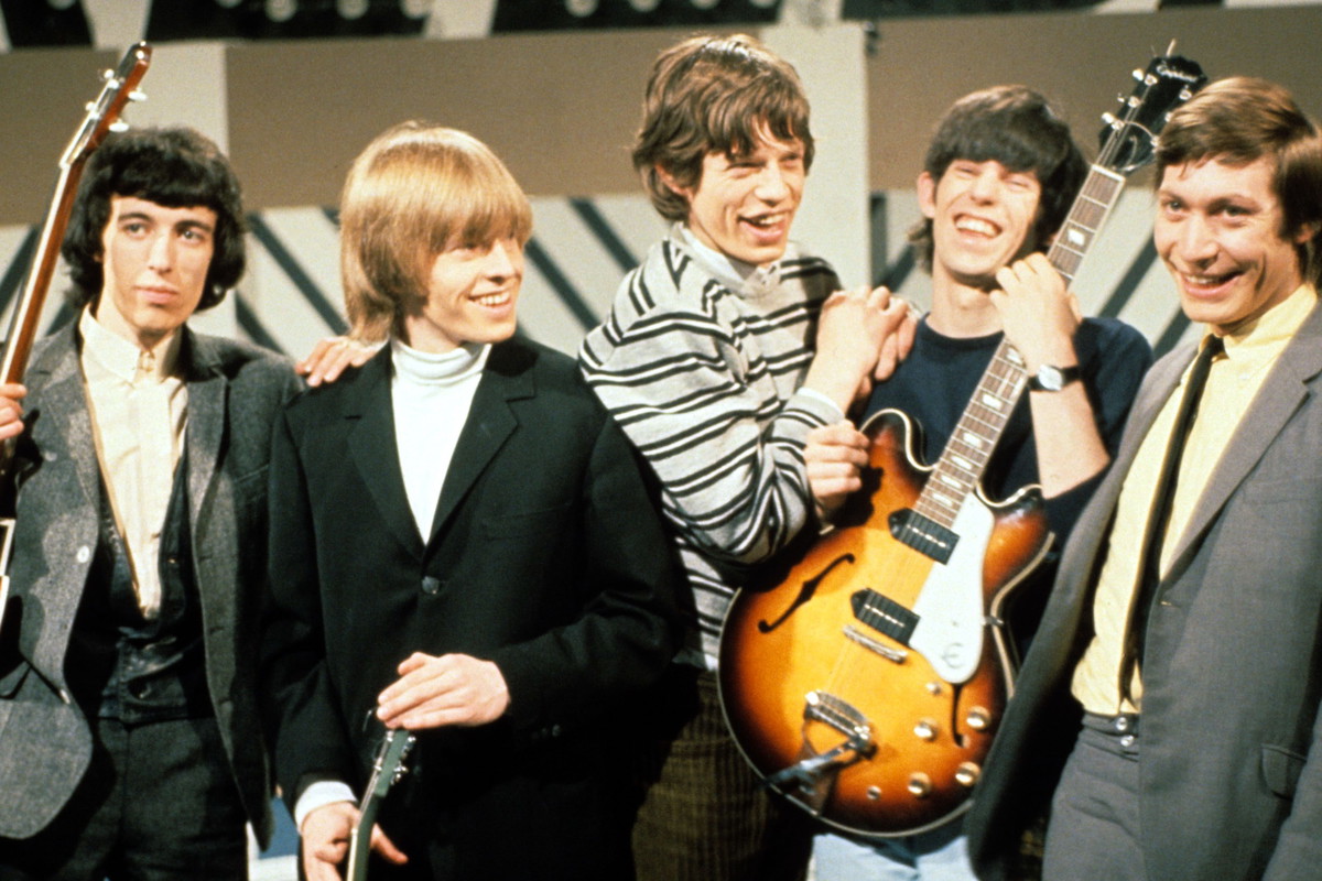 The Rolling Stones, studio telewizyjne, 1965 rok. Od lewej: Bill Wyman, Brian Jones, Mick Jagger, Keith Richards i Charlie Watts - jamnik