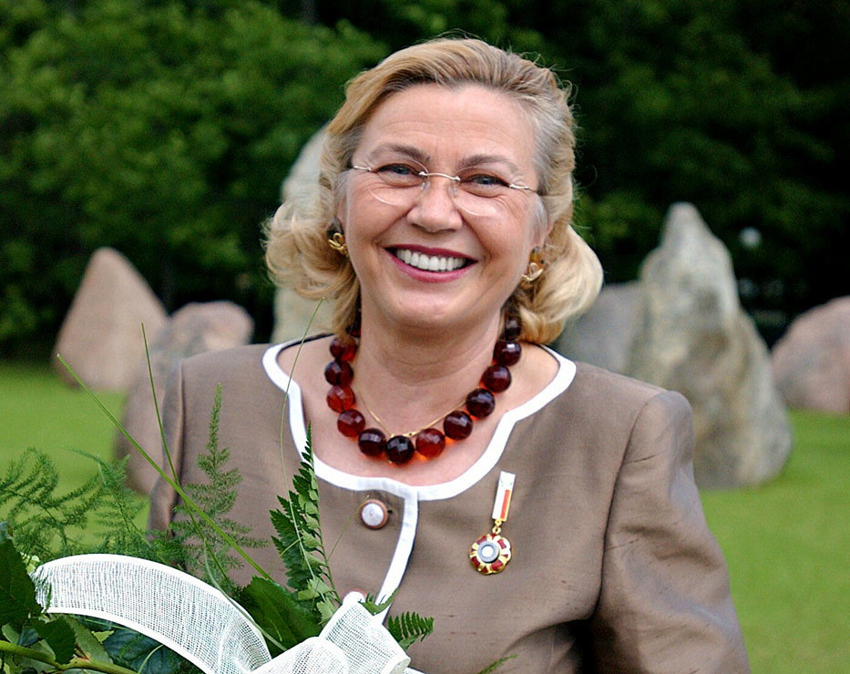 Barbara Piasecka-Johnson, przekazanie księgi praw miejskich Głupczyc z 1421 r., Warszawa, 22.07.2002 rok