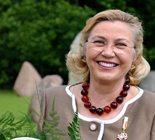 Barbara Piasecka-Johnson, przekazanie księgi praw miejskich Głupczyc z 1421 r., Warszawa, 22.07.2002 rok