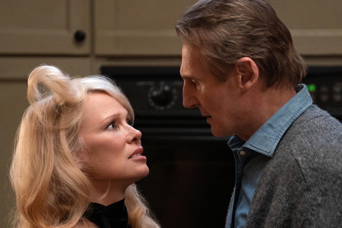 Pamela Anderson, Liam Neeson, Naga Broń