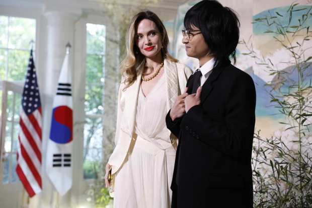 Angelina Jolie i Maddox w Białym Domu 2023 r.