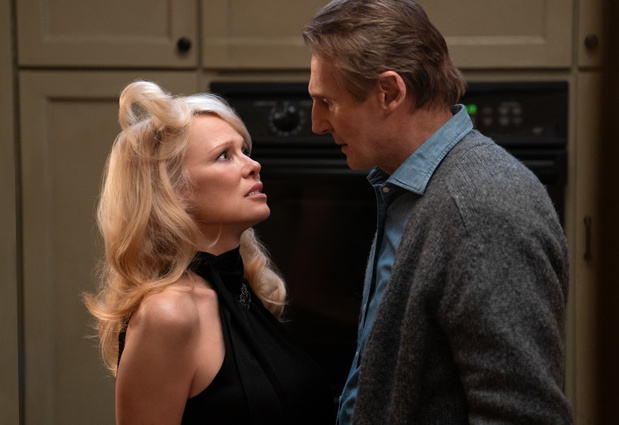 Pamela Anderson, Liam Neeson, Naga Broń