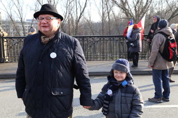 Ryszard Kalisz z synem Ignacym na marszu Komitetu Obrony Demokracji w Warszawie