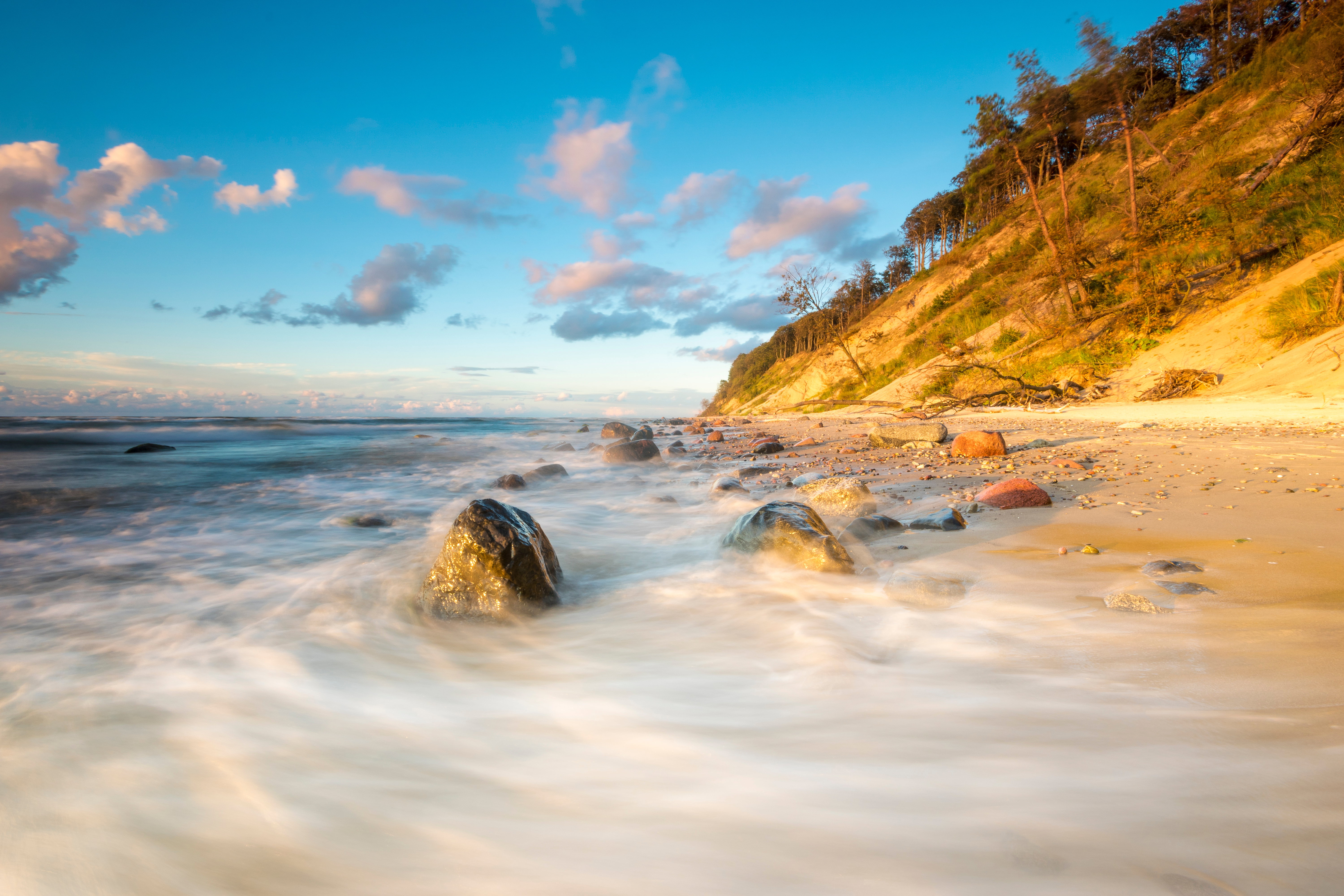 Zachód słońca nad plażą morską,klify na wyspie Wolin
