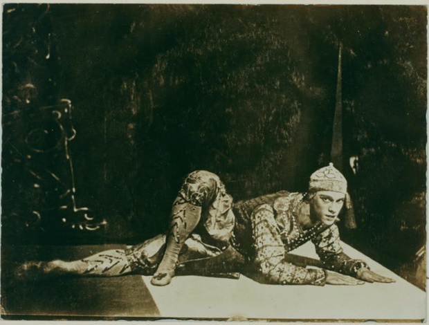 English: Nijinsky in 'les Orientales', photographed by Eugene Druet, Roger Pryor Dodge Collection Francais : Photo du danseur Vaslav Nijinski, en costume dans 'Les Orientales', photo presumee d´Eugene Druet . 1911 48 Nijinsky les orientales par Eugene Dru